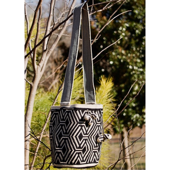 Handmade Wayuu Mochila Bag - Picture 2 of 2